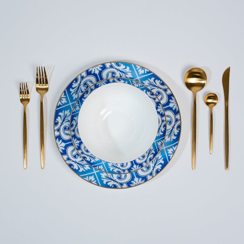 Ensemble d'assiettes bleu et blanc avec bordure dorée d'Ozarke 