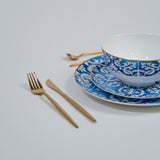 Ensemble d'assiettes bleu et blanc avec bordure dorée d'Ozarke 
